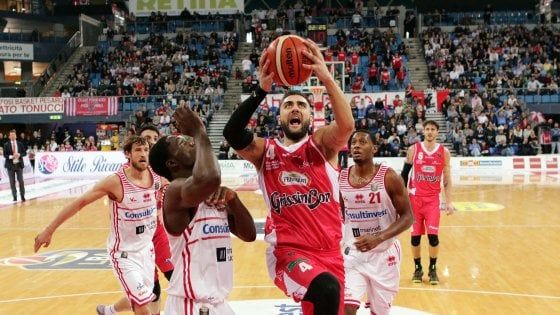 Basket, Reggio Emilia si rialza: colpo a Pesaro per ripartire