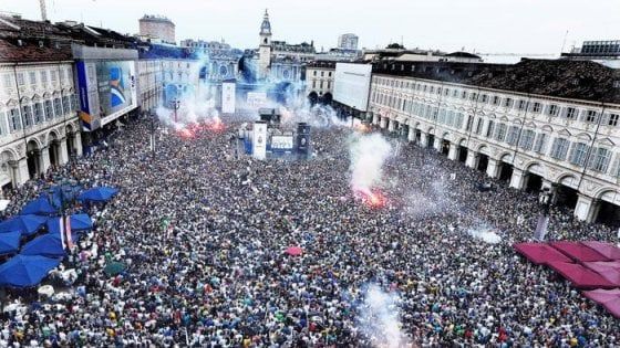 Torino, la partita della Nazionale in piazza Vittorio con il silenziatore