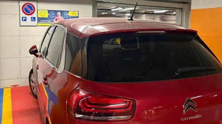 Consigliere parcheggia nel posto per i disabili: “Mi scuso, avevo fretta e ho difficoltà a muovermi”