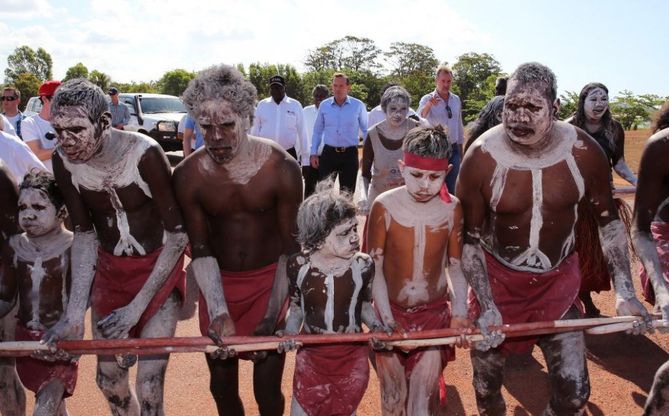 Australia, premier e staff tra gli aborigeni: per una settimana al lavoro in tenda