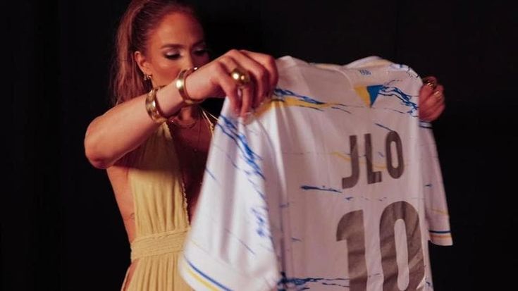 Jennifer Lopez con la maglia della Carrarese. I tifosi: “Ora vieni in curva a cantare con noi”