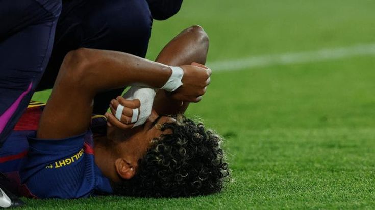 Yamal si fa male calciando un rigore. Il Barcellona: “Stagione finita, ma ai Mondiali ci sarà”