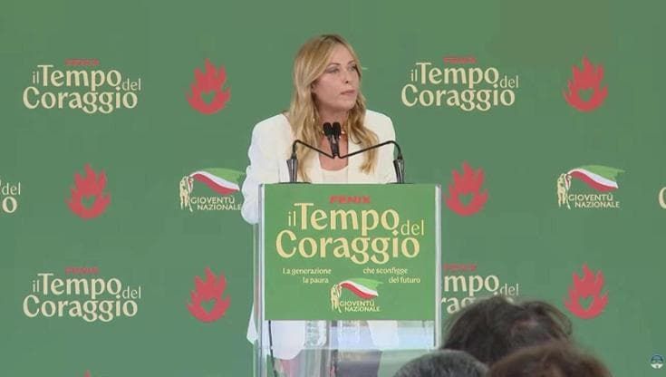 Meloni canta "Bollo ciao" e attacca l'opposizione: "Lo vogliono pagare perché lo abbiamo tolto noi"