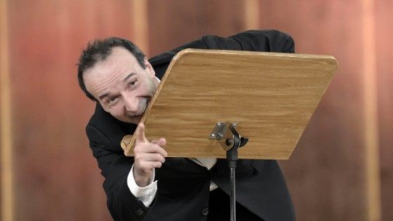 Benigni riporta la Costituzione in tv. "La sua forza è che la puoi cambiare"