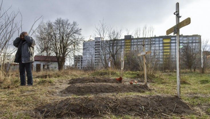 Ucraina, gli orrori della guerra: donne violentate davanti ai figli e poi uccise dagli invasori