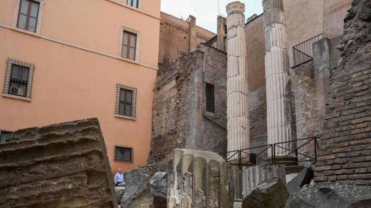 Botteghe Oscure, l’area archeologica a Campo Marzio torna a splendere (anche di notte)