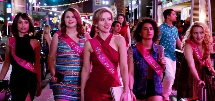 Scarlett Johansson: "Amiche e tante risate. Le mie notti pazze anche senza uomini"