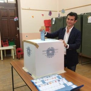 Elezioni, prime proiezioni: Zedda avanti al 50,2%. Affluenza in Sardegna al 46%