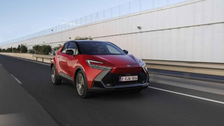 C-HR, il secondo atto dell’ibrida a tutto campo. Ora anche plug-in