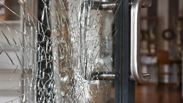 Furto con spaccata in via Maqueda: bottino da 40 euro, ma danni per un migliaio di euro