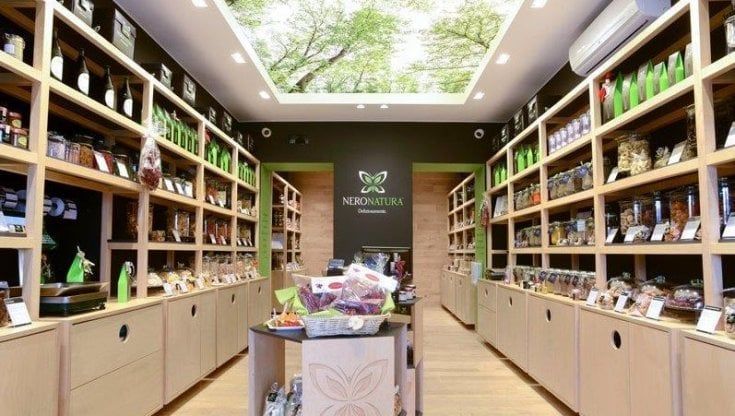 Frutta secca, spezie, tè, infusi sugli scaffali di Neronatura per chi vuol stare in salute