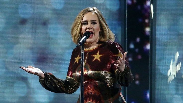 Adele: "Non farò musica per sempre. Nessuno vuole vedermi a 95 anni, piagnucolona e fumatrice accanita”
