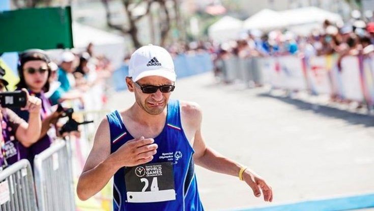 L'impresa di Simone Perona, primo atleta italiano con disabilità intellettiva a percorrere 120 km nell’ultramaratona di 24 ore