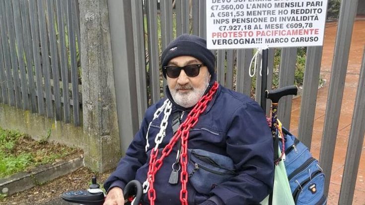 Incatenato sotto la Regione: "Protesto per l'assegno di inclusione e per il diritto alle cure"