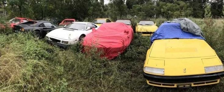 Undici Ferrari abbandonate in un campo, nessun rispetto per il mito