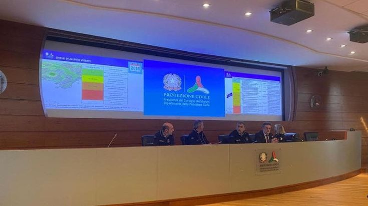 Campi Flegrei, la Protezione civile: “Evacuazione in caso Fase operativa 2 di allerta arancione”