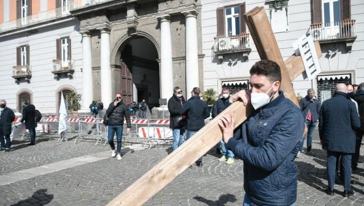 Napoli, croci in piazza Plebiscito per la protesta dei commercianti contro il lockdown