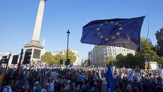 Brexit, 750mila in piazza per un secondo referendum. Ian McEwan tra i manifestanti