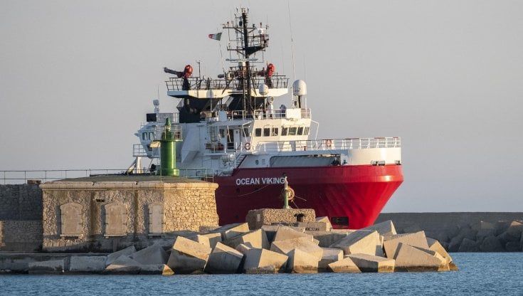 Migranti, stasera la prima ispezione a bordo delle navi ong. Piantedosi: "Fragili a terra, gli altri dovranno andare via".
