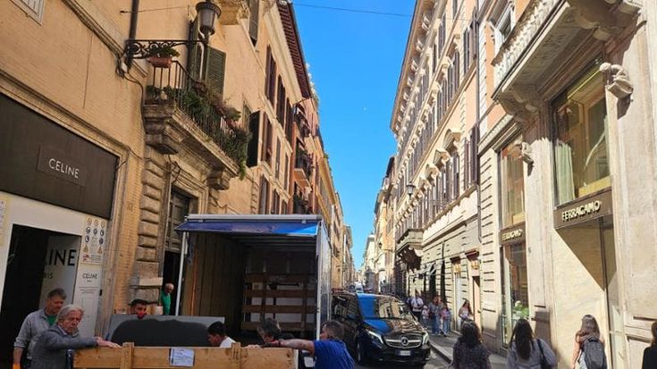 Via Condotti verso la pedonalizzazione: stop a furgoni e auto e ritorno dei sampietrini