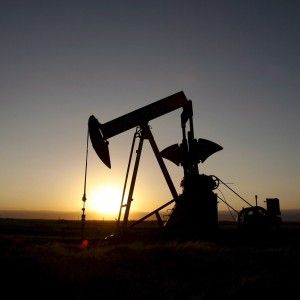 Petrolio, le stime degli esperti scendono fino a 50 dollari per il Wti nel 2015