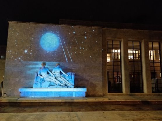 La Luna illumina la Palazzina Reale di Firenze: l'omaggio a 50 anni dallo sbarco