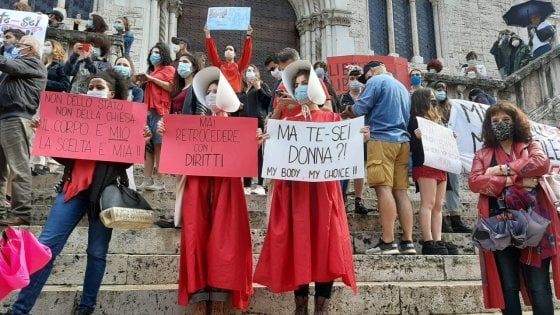 Pillola abortiva: a Perugia le donne in piazza contro la decisione dell'Umbria di prevedere il ricovero per chi assuma la Ru486