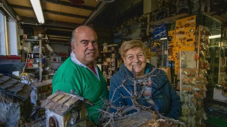 Nella fabbrica dei presepi al Pigneto: “Materiali poveri e cura dei dettagli”
