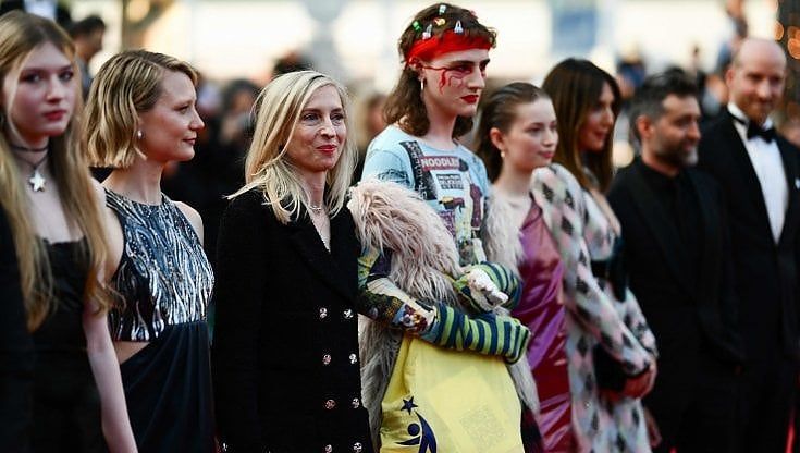 Cannes 2023: le pagelle dei look sul red carpet. Tra un cappello alla messicana e uno con cascate di fiori, spunta la protesta