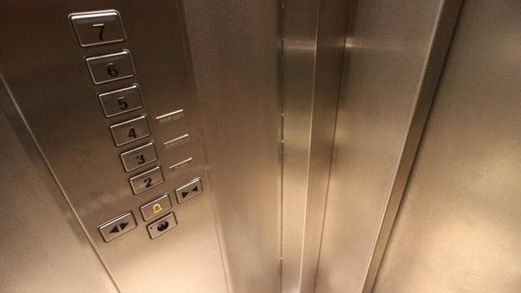 L’ascensore è rotto da mesi, i condomini prigionieri: “Gli anziani come agli arresti domiciliari”