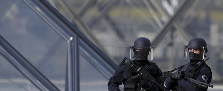 Parigi, soldato spara a uomo armato di machete al Louvre: aggressore ha gridato 'Allah Akhbar'