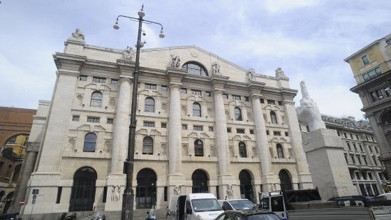 Caos politico in Italia, mercati in fibrillazione. Lo spread sale a 235 punti, Piazza Affari perde il 2%