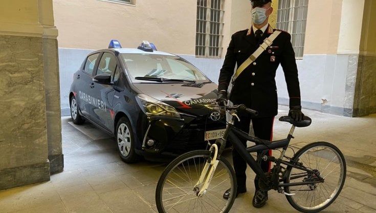 Ruba una bici in via Mazzini e la rivende a un negoziante in via Emilia est