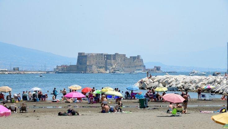 Tuffi e bagni da Marechiaro a Santa Lucia. Pochi rispettano il divieto di balneazione