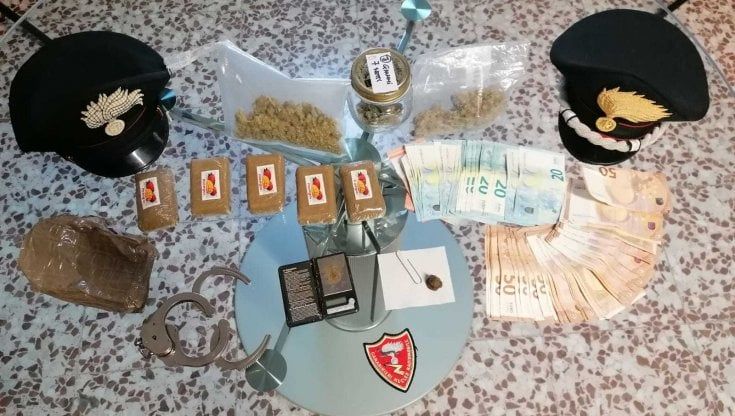 Lanciano la droga dal finestrino per sfuggire al controllo: pusher scoperti e arrestati
