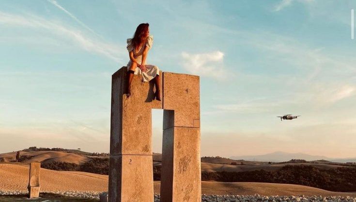Belen, foto nelle Crete senesi per il lancio del suo nuovo brand di moda 