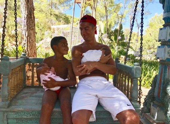 Cristiano Ronaldo di nuovo papà: la foto di famiglia è social