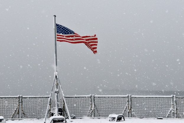 Napoli, lo stupore della Sesta Flotta Usa davanti alla nevicata sulla città