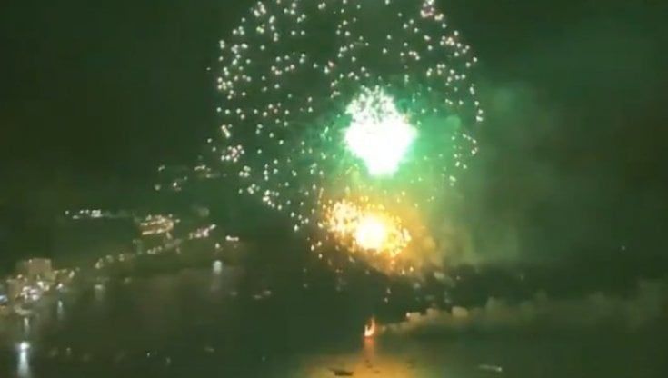 Maiori, fuochi d'artificio con incendio: brucia piattaforma in mare