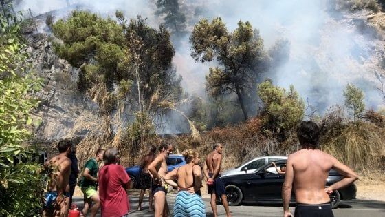 Marina di Camerota, rogo sul costone: i turisti salvano il villaggio dalle fiamme 