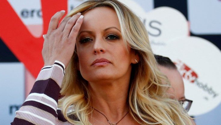 Stormy Daniels, la pornostar al centro del caso Trump: "Ora non è più intoccabile. Ci saranno violenze e morti"