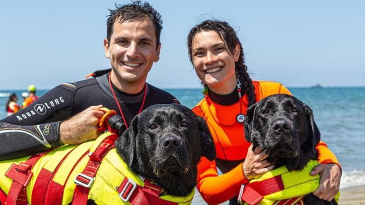 Forte dei Marmi, cani bagnino salvano 5 ragazzi in mare