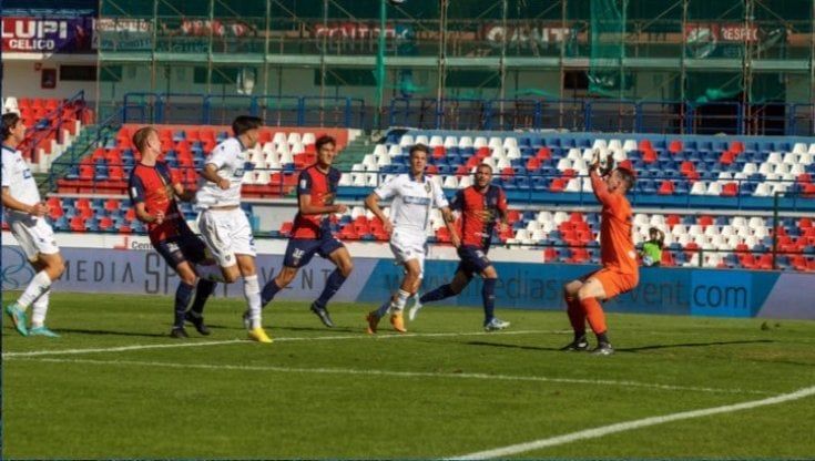 Serie B, il Frosinone vince a Cosenza e resta solo comando. Genoa beffato dal Brescia