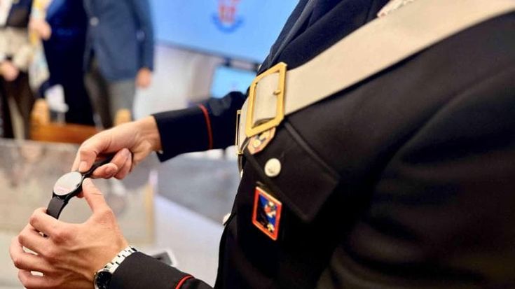 Mobile Angel, lo smartwatch dei carabinieri a 21 donne vittime di violenza: un click per l’allarme