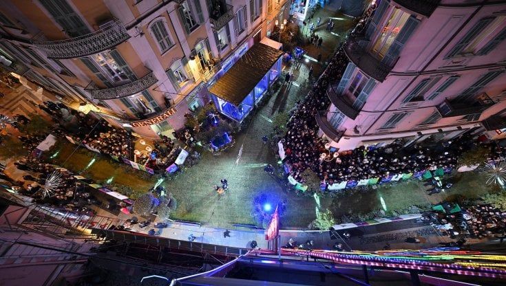 Ciak, si prova: i cantanti sfilano e scaldano la voce per il debutto stasera. Emozionati, educati e applauditi. Con un piccolo intoppo per i Modà