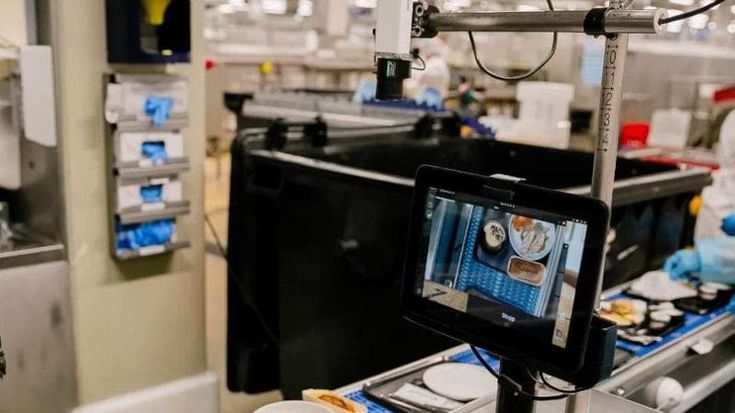 Cibo in volo, l’intelligenza artificiale limita gli sprechi