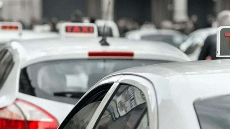 Licenze taxi, a Milano 150 nuove concessioni a prezzo scontato per chi sceglierà le guide di notte e farà trasporto disabili