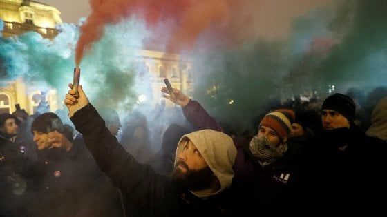 Budapest, la rivolta degli ungheresi in piazza contro la "legge schavitù"