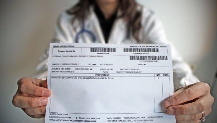 Cure gratis per migranti e disoccupati, lo stop del tribunale a Regione Lombardia: "Non devono pagare il ticket"