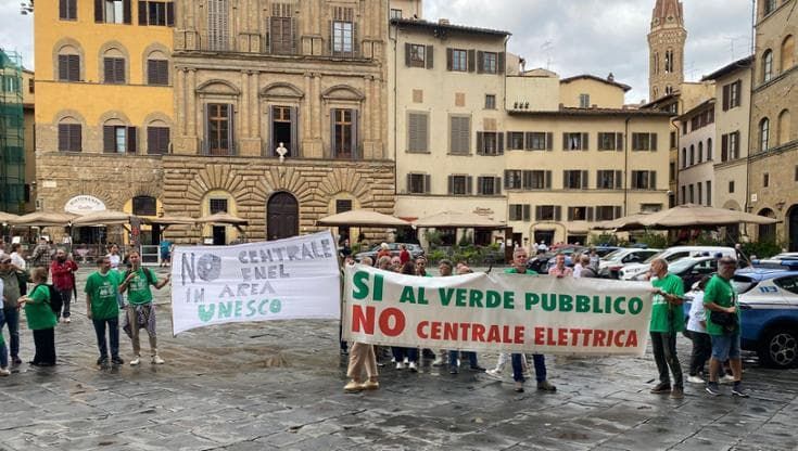 Sarà tolta la fermata dei bus turistici da viale Ariosto